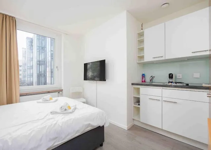 Apartment Urban Oasis With Queen Bed And View Be-12